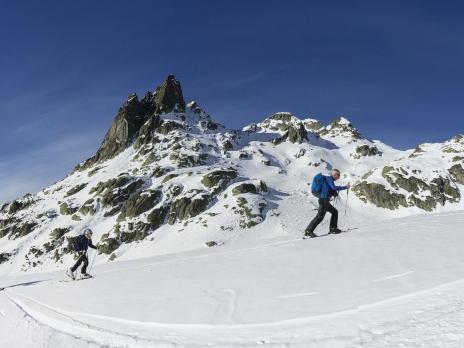 Sous la face sud des Oeillasses et ses voies d'escalade.