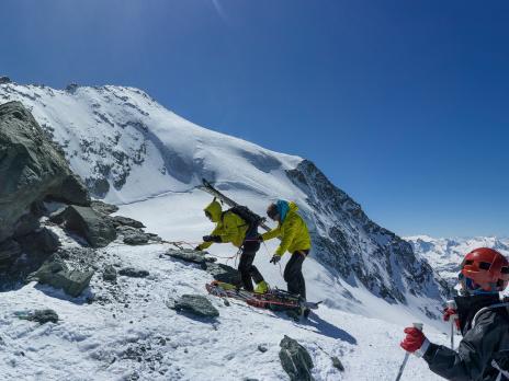 Arrivée au col avec un vent glacial et des rafales à 70km/h