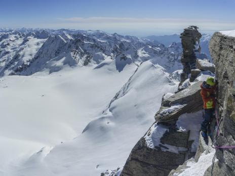 La petite traversée aérienne qui mène au sommet