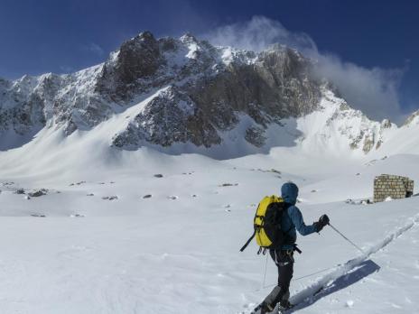 Les restes d'un bivouac soufflé par une avalanche