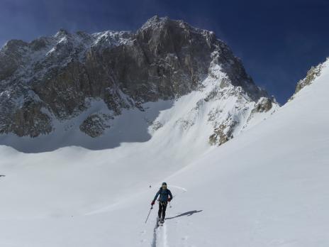 La face nord de l'Alam Kuh et à droite notre sommet du jour (4550m)