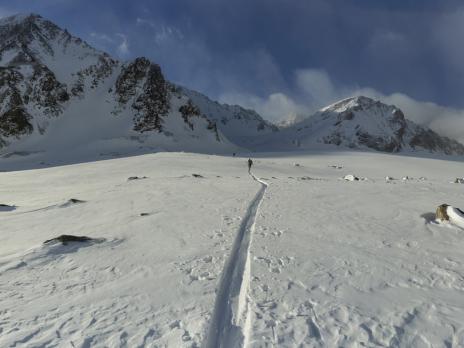 ... en direction de la face nord de l'Alam Kuh