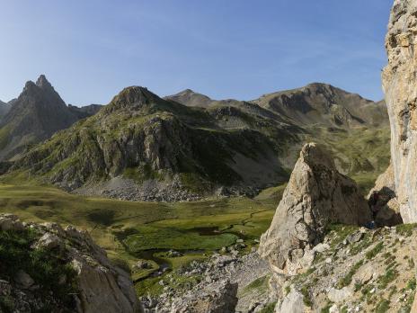 La vire qui donne accès au départ de la voie.