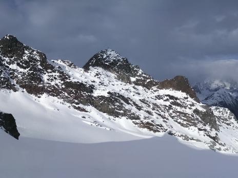 Vue sur les deux Assaly depuis le col du grand.