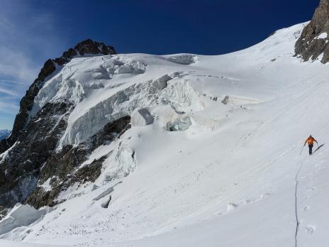 Ambiance fantastique le long des séracs.