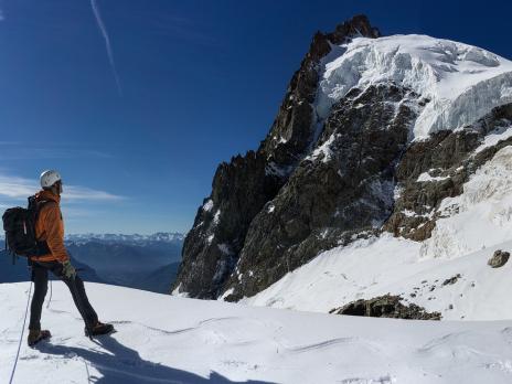Sur l'arête qui borde le glacier rive gauche, après le 1er rappel.