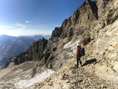 Au bout de la vire un cairn indique la voie pour la désescalade.