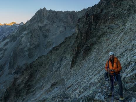 Au petit jour sous le névé suspendu, les difficultés vont commencer...