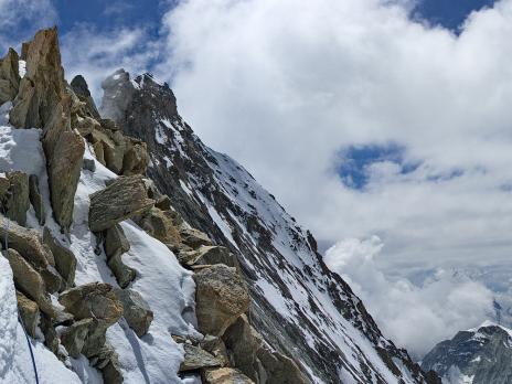 Fin du rocher : le soleil daigne enfin se montrer. Un peu tard...