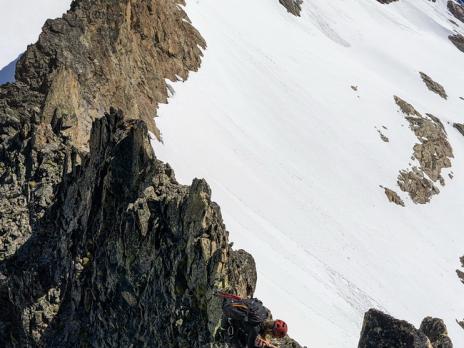première partie en descente. Plus loin un rappel de 20m peut se désescalader.