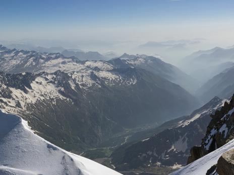 A gauche la très belle Nordend, et au fond la vallée de Macugnaga.