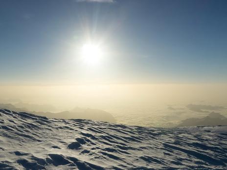Le soleil se lève sur la pleine du Po couverte de nuage.