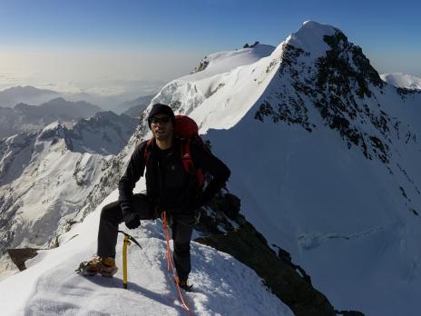 Derrière nous, l'arête terriblement aérienne qui descend de la pointe Zumstein. 