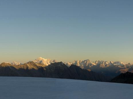 Lever de soleil sur la chaine du mont blanc, au loin...