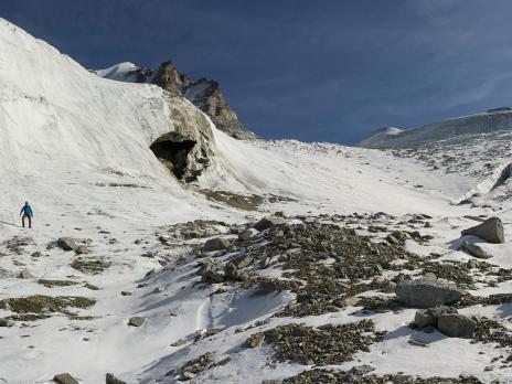 école de cramponnage sur le bas du glacier de Laveciau
