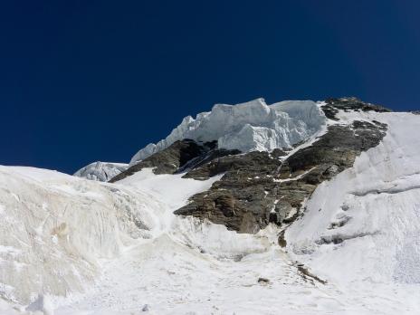Passage sous les séracs de la voie normale, au minimum avec un immense respect!!
