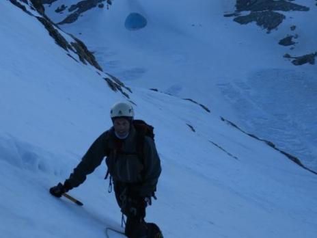 La pente raide sous le col sud