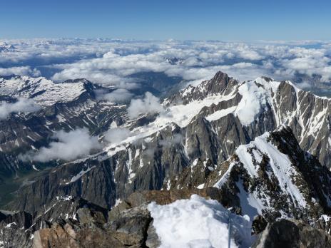 ça y est, nous voilà sur l'arête du brouillard. Le sommet n'est plus très loin.
