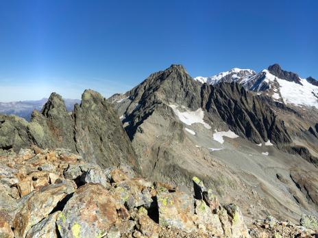 Du sommet de la tête sud vers la nord et le Mont blanc