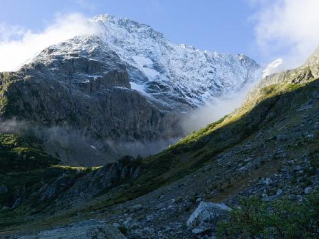 Le lendemain, l'éperon nord vu du refuge de la Lavey, en plein centre de l'image.