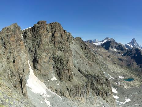 à la sortie des dalles.
