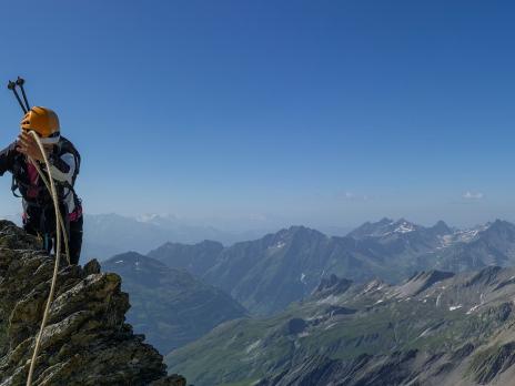Dans la longue partie horizontale de l'arête.