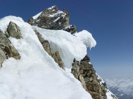 Les impressionnantes corniches qui dominent le glacier de la Gurraz