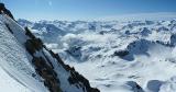 Dans la partie supérieure, vue vers l'est et la station de Tignes