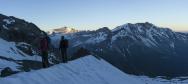 Lever du jour au moment de prendre pied sur le glacier du Geay.