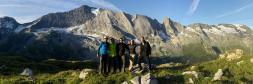 photo de groupe sur fond d'aiguille de l'Epéna et grande Casse.