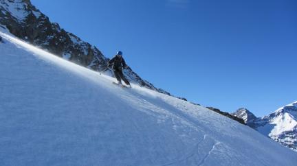 Hors piste en Vanoise  descente sur le refuge du Pourri