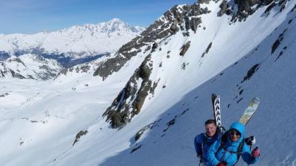 Montée à pied dans le raide couloir d'accès au col.