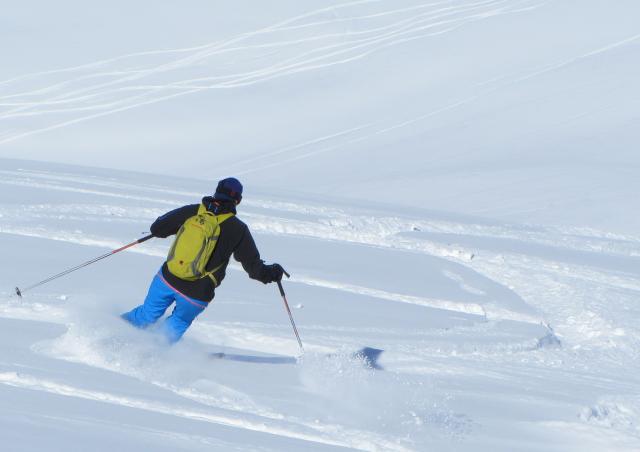 ski hors pistes poudreuse dans la face nord