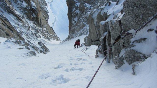Tour Ronde couloir Gervassutti dans le haut du couloir