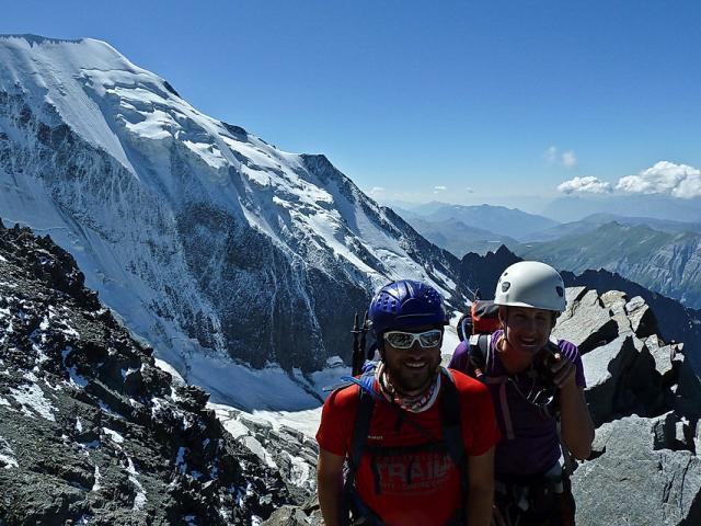 Montée au refuge du Goûter sur fond de face nord de Bionnassay.