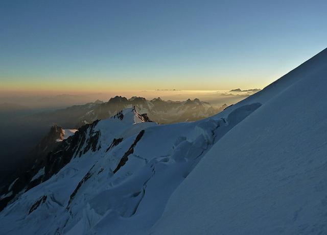 Lever de soleil sur l'arête des Bosses.