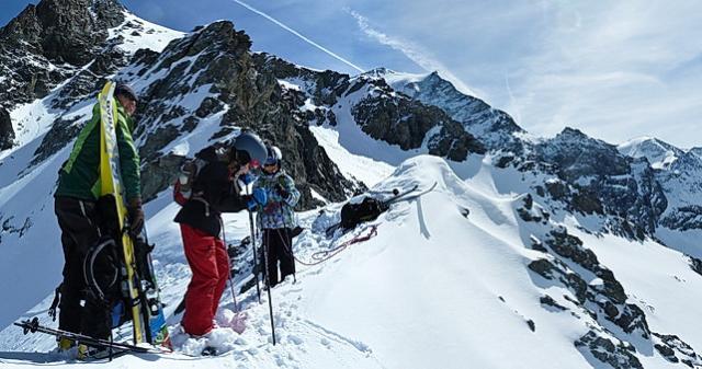 Chaussage en équilibre sur l'arête.