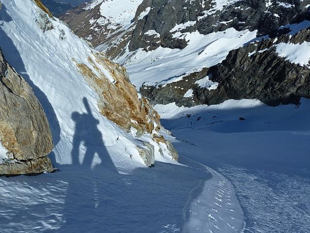 Dans la face nord en direction de l'arête nord-ouest.