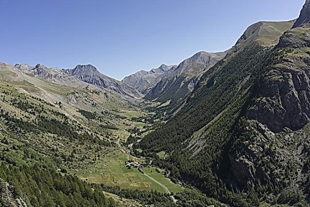 Vue sur le village de la Barge et la haute vallée de l'Ubaye