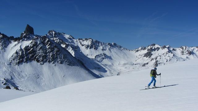 Ski de randonnée dans le Beaufortain avec vue sur la Pierra Menta