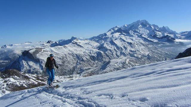Ski de randonnée dans le Beaufortain avec vue sur le Mont Blanc