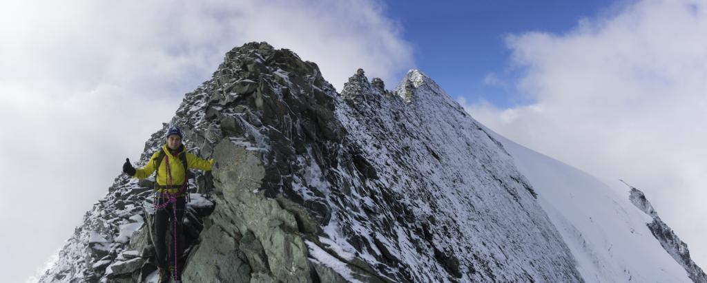 Première trouée de ciel bleu vers le sommet.