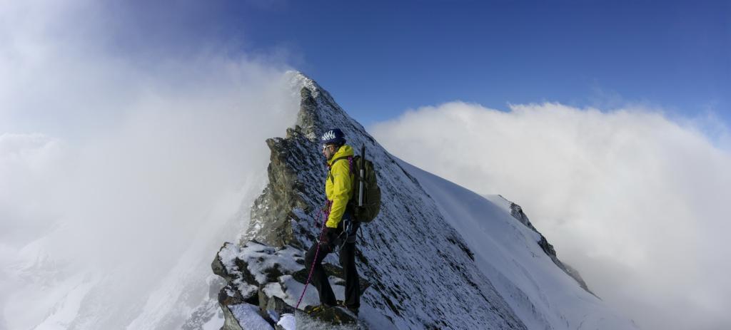 Le sommet émerge des nuages