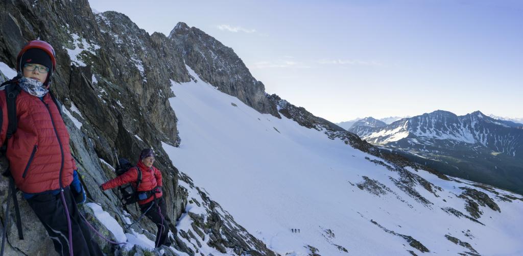 le passage du col du Tondu, enneigé, se fait en crampons.