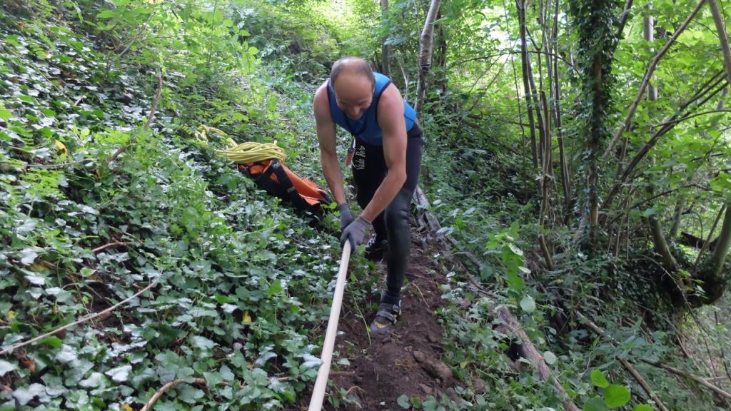 Un coup de pelle sur le chemin