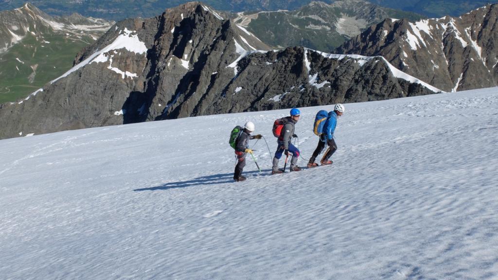 Le Mont Pourri une cordée derrièrre nous