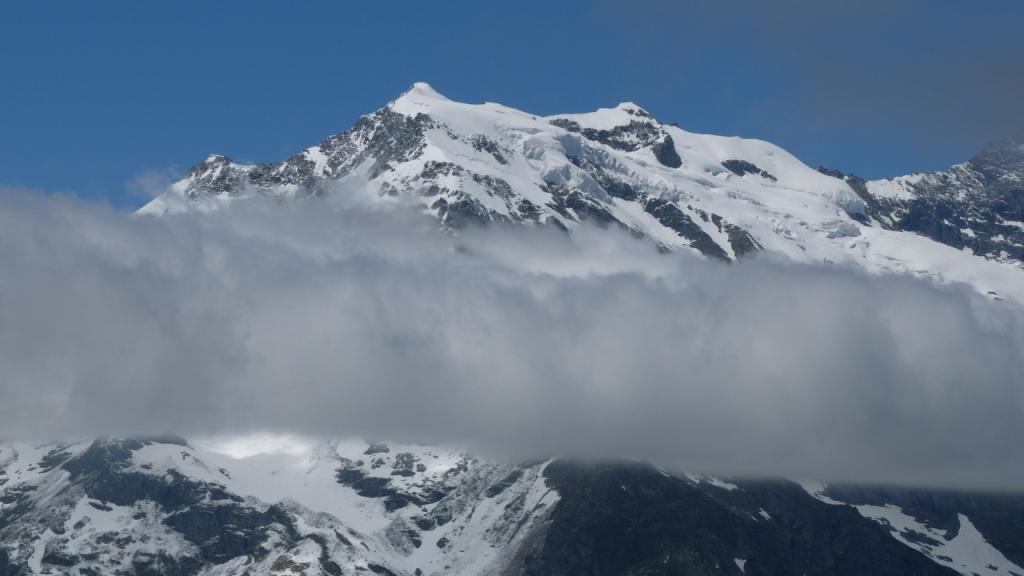 Le dôme de la Sache et une belle ceinture de nuage