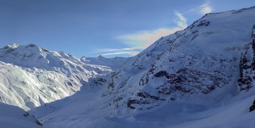 Vue sur la descente du glacier depuis le lago di Vuert.