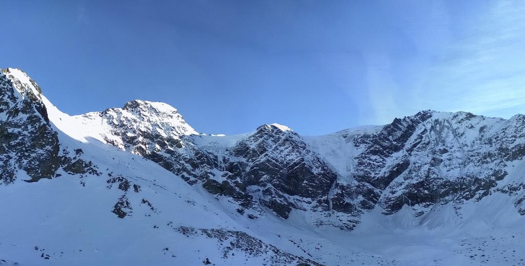 Sous l'impressionante face Nord des Plates des Chamois.