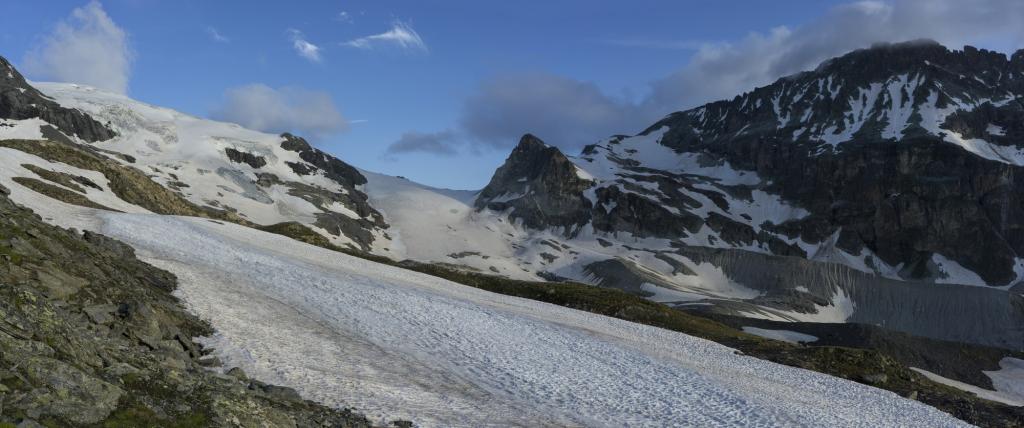 Au fond, le col du Pelve.